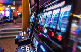 Meja Baccarat live di Asia Gaming dengan dealer profesional dan pemain dari berbagai negara